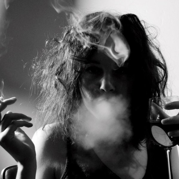 Девушка курит