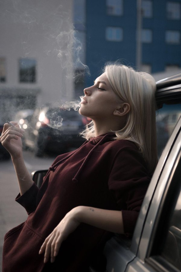 Девушка курит