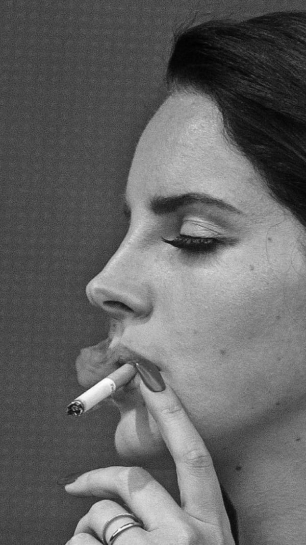 Девушка курит