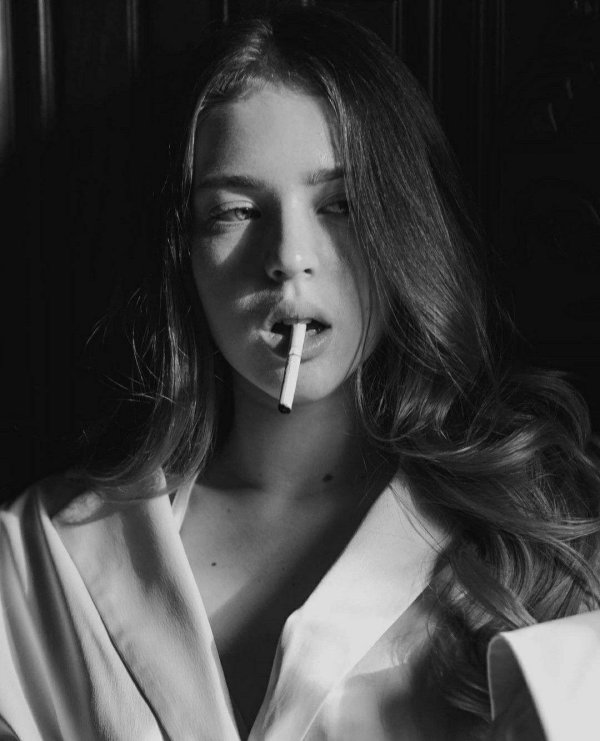 Девушка курит
