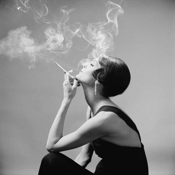 Девушка курит