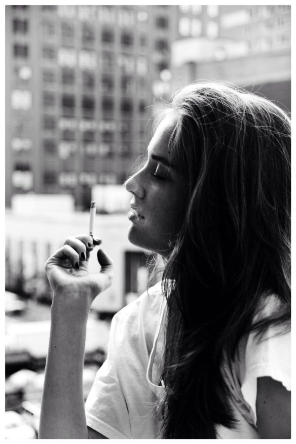 Девушка курит