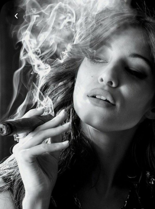 Девушка курит