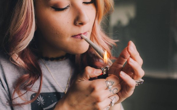 Девушка курит