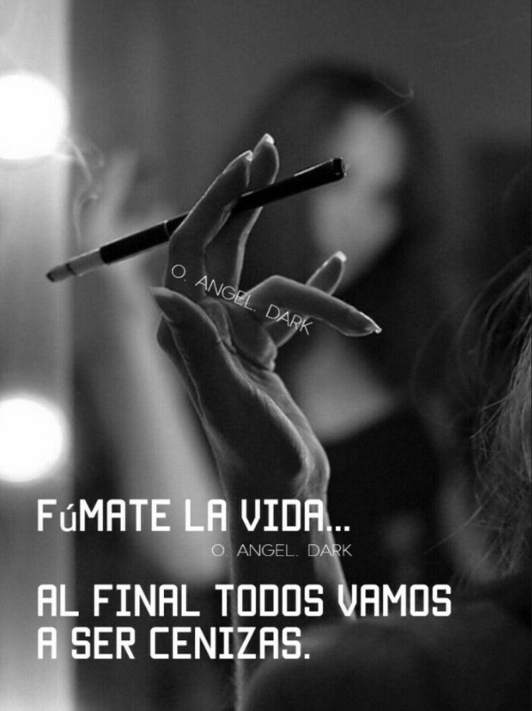 Девушка курит