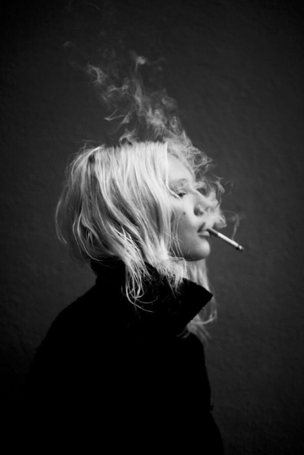 Девушка курит