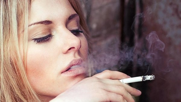 Девушка курит