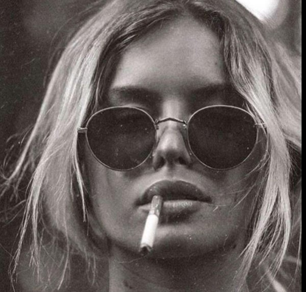 Девушка курит