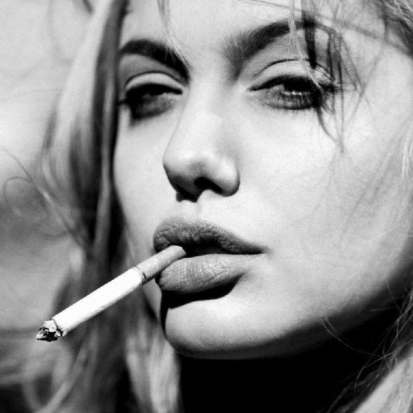 Девушка курит