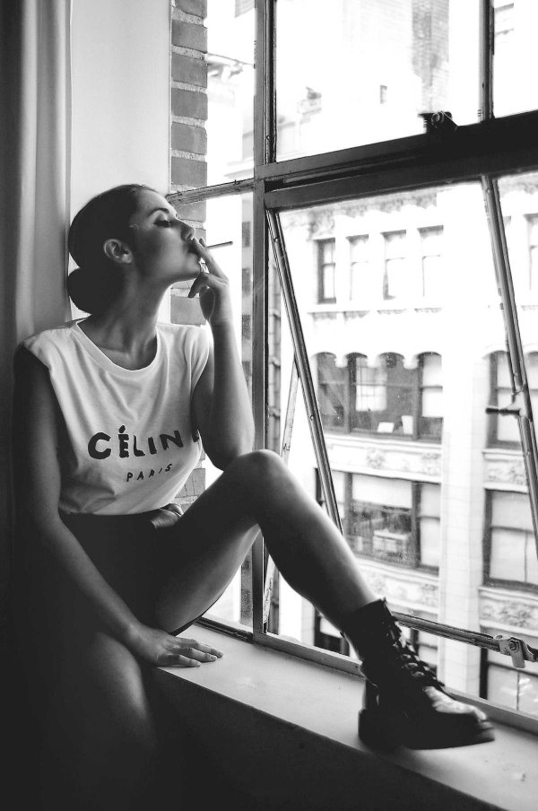 Девушка курит