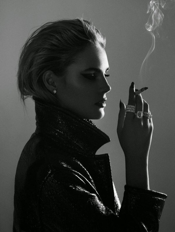 Девушка курит
