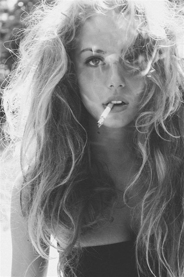 Девушка курит