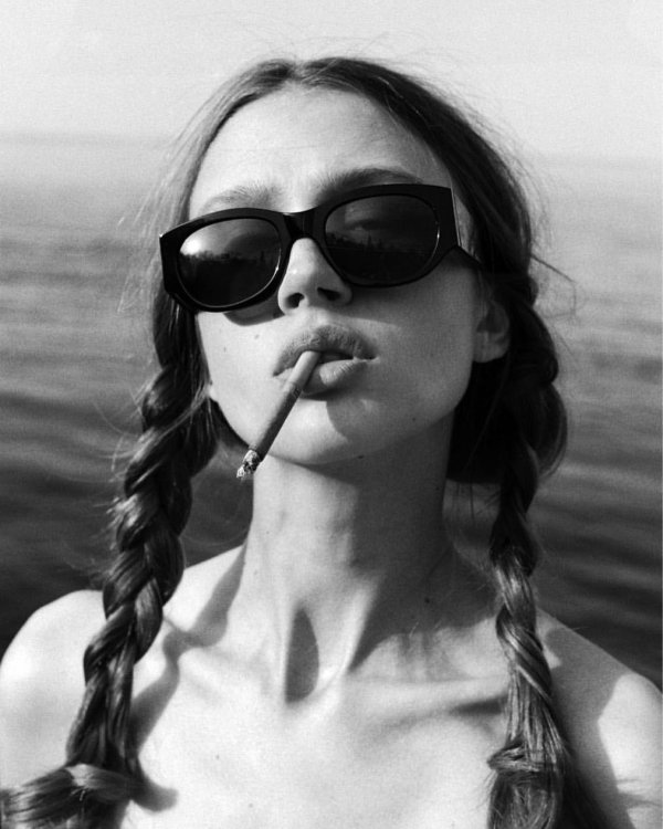 Девушка курит