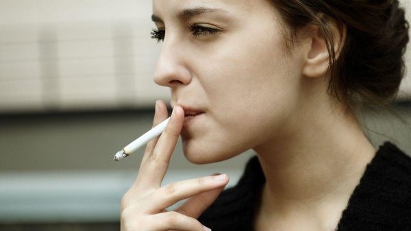 Девушка курит