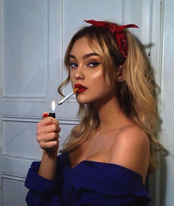 Девушка курит