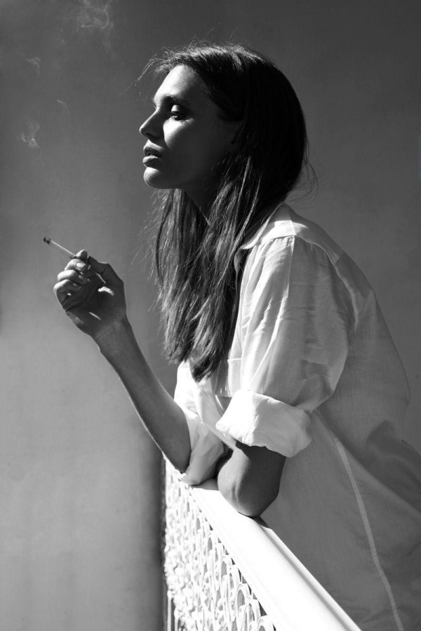 Девушка курит