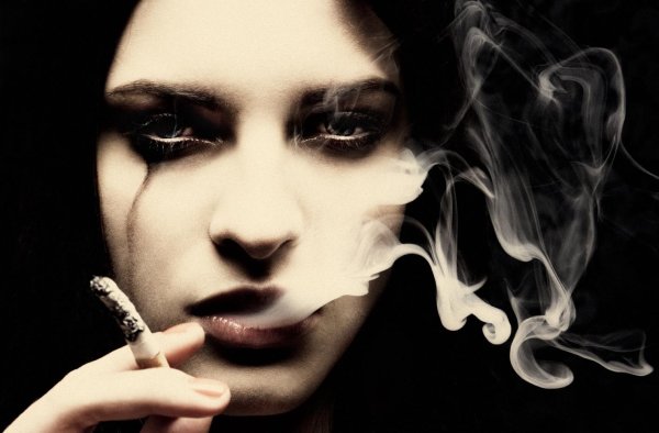 Девушка курит