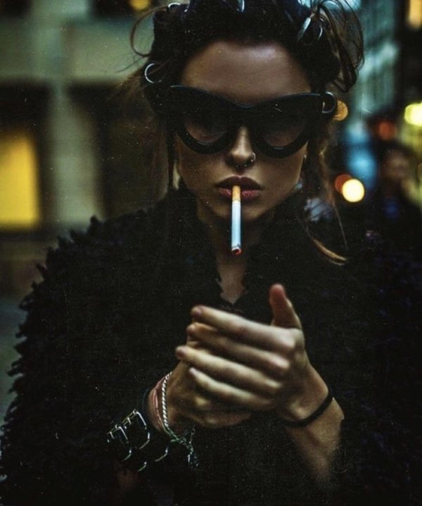 Девушка курит