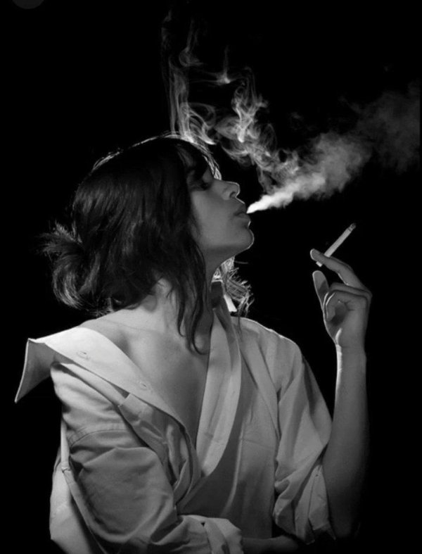 Девушка курит
