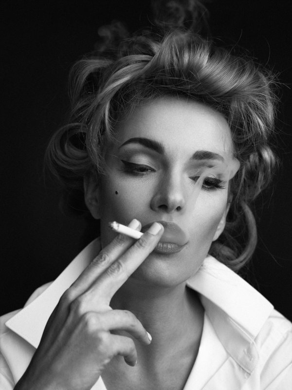 Девушка курит