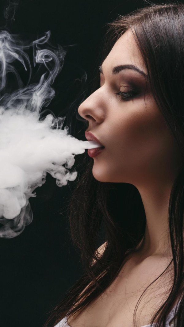 Девушка курит