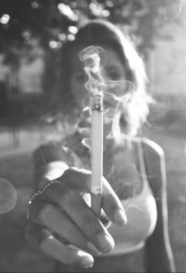 Девушка курит