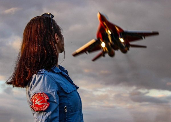 Самолет девушка