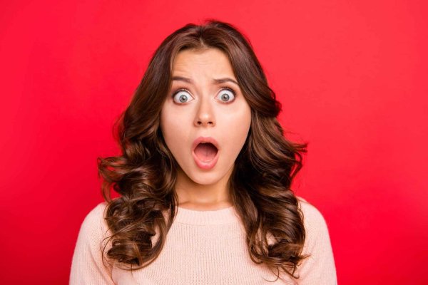 Удивленная девушка