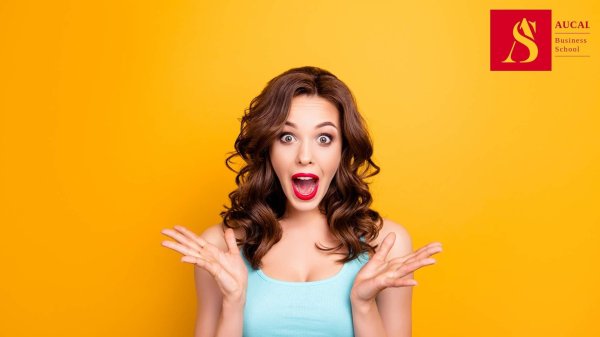 Удивленная девушка