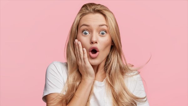 Удивленная девушка