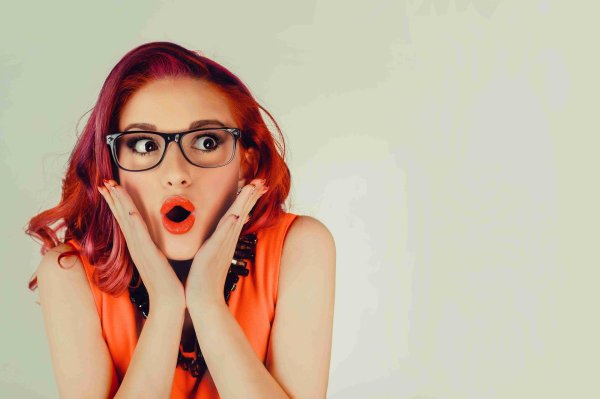 Удивленная девушка