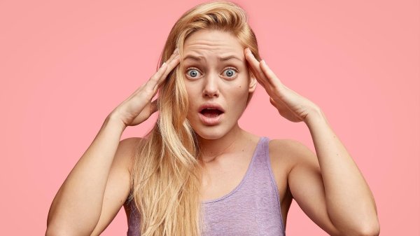 Удивленная девушка