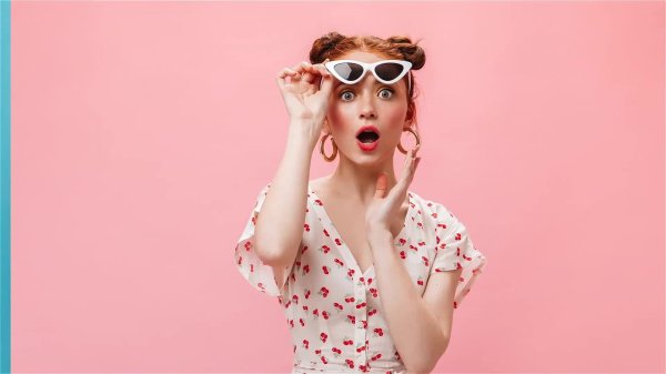 Удивленная девушка