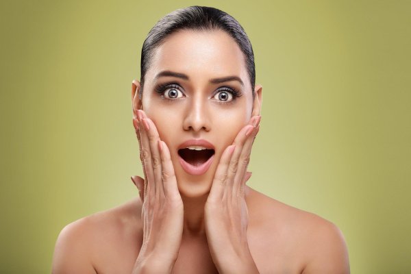 Удивленная девушка