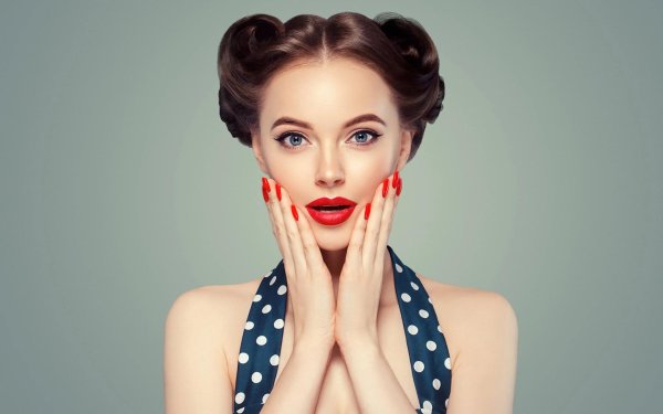 Удивленная девушка