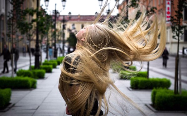 Длинноволосая девушка