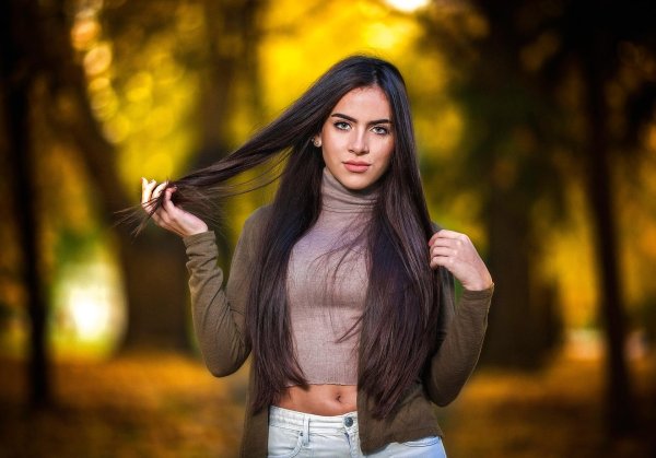 Длинноволосая девушка