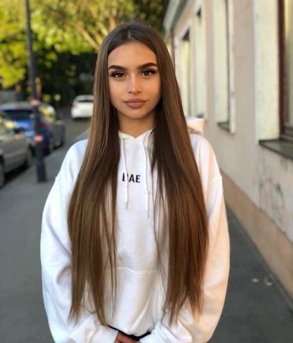 Длинноволосая девушка