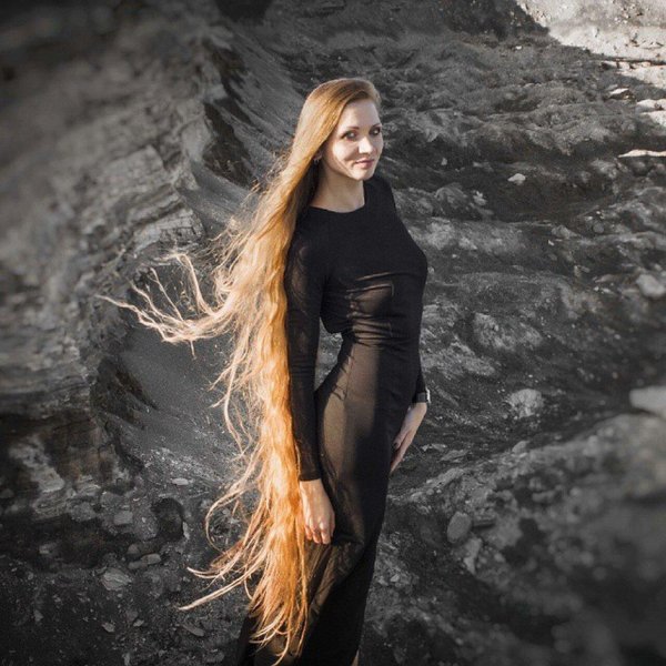 Длинноволосая девушка