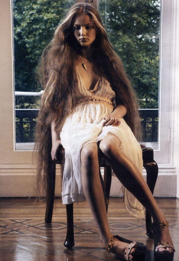 Длинноволосая девушка