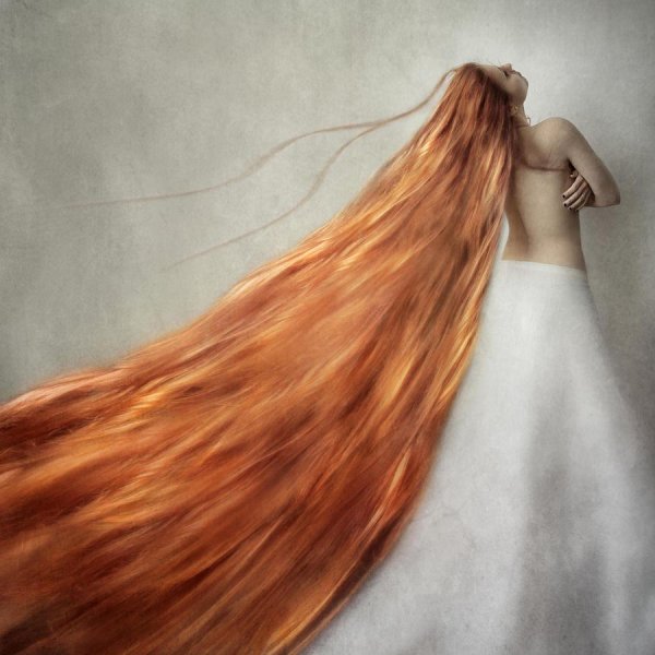 Длинноволосая девушка