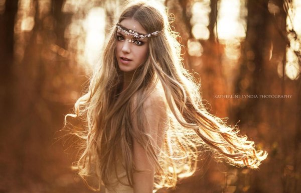 Длинноволосая девушка