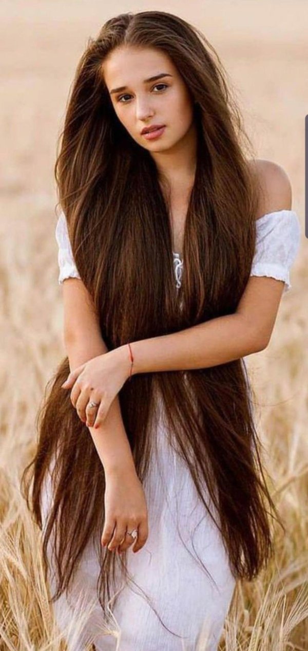 Длинноволосая девушка