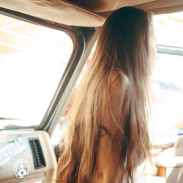 Длинноволосая девушка