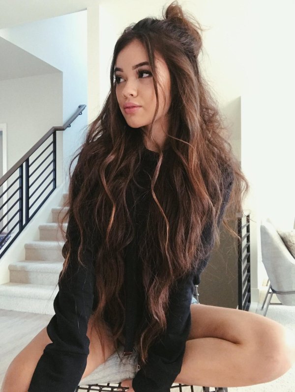 Длинноволосая девушка