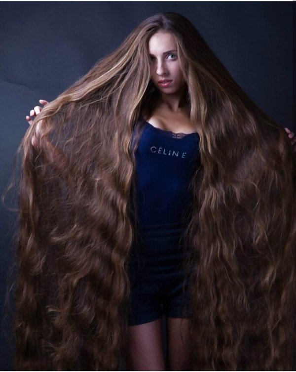 Длинноволосая девушка