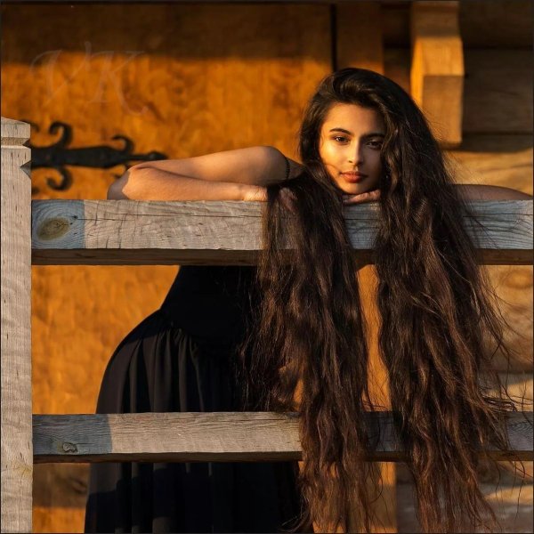 Длинноволосая девушка