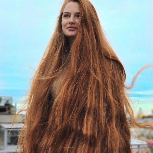 Длинноволосая девушка