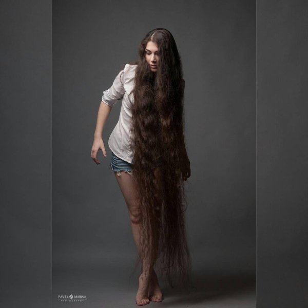 Длинноволосая девушка