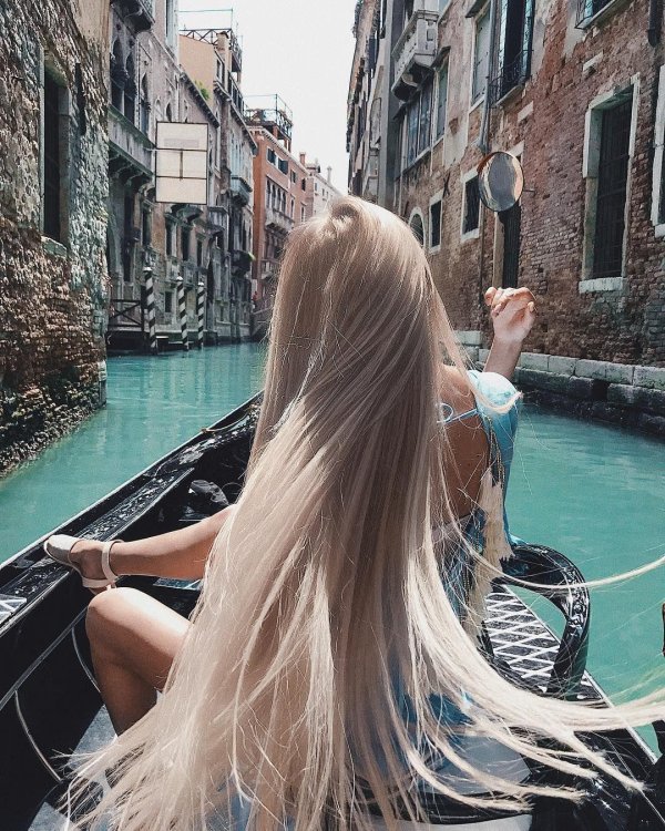 Длинноволосая девушка